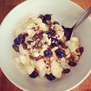 Date and banana porridge with blueberries