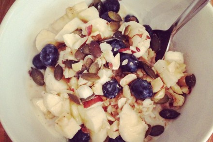 Date and banana porridge with blueberries