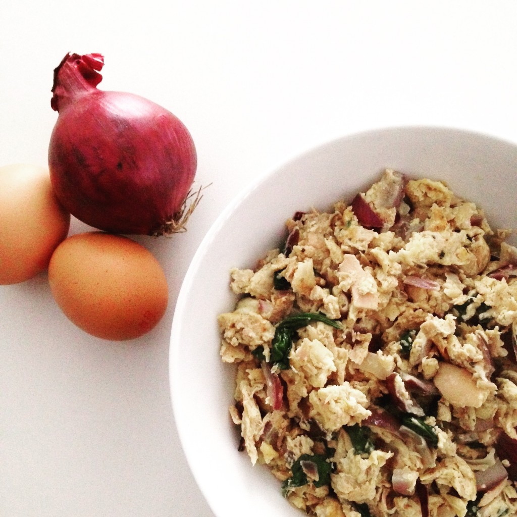 Tuna, red onion and egg scramble recipe