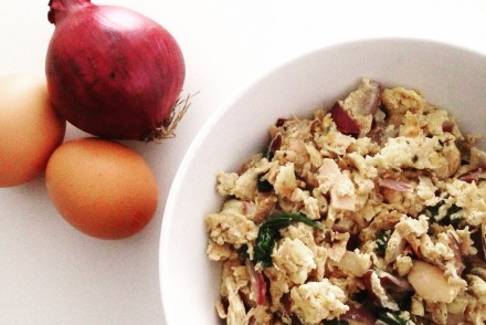 Tuna, red onion and egg scramble recipe